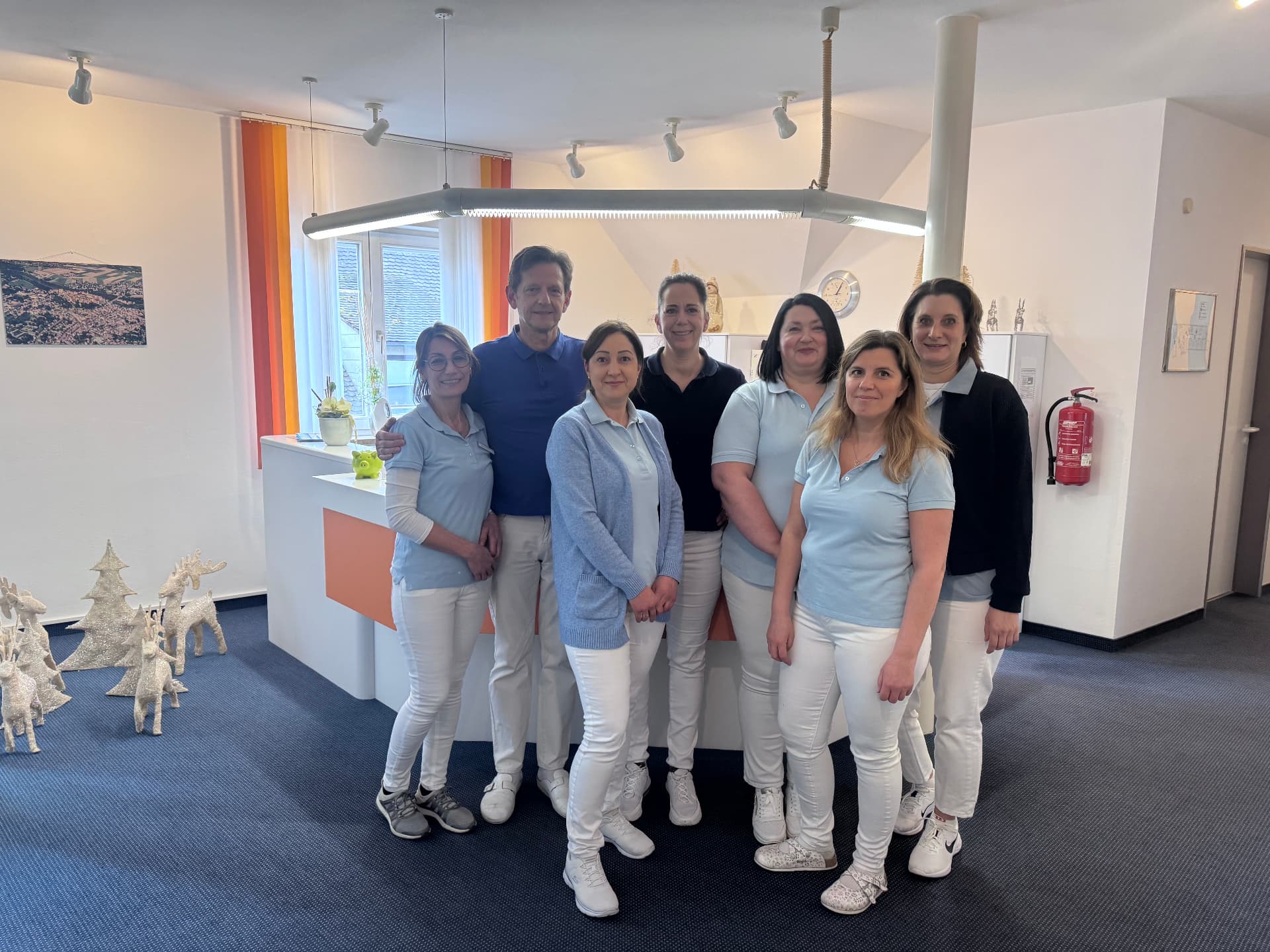 Das Team der Zahnarztpraxis Dr. Bert Goldberg in Neuburg an der Donau