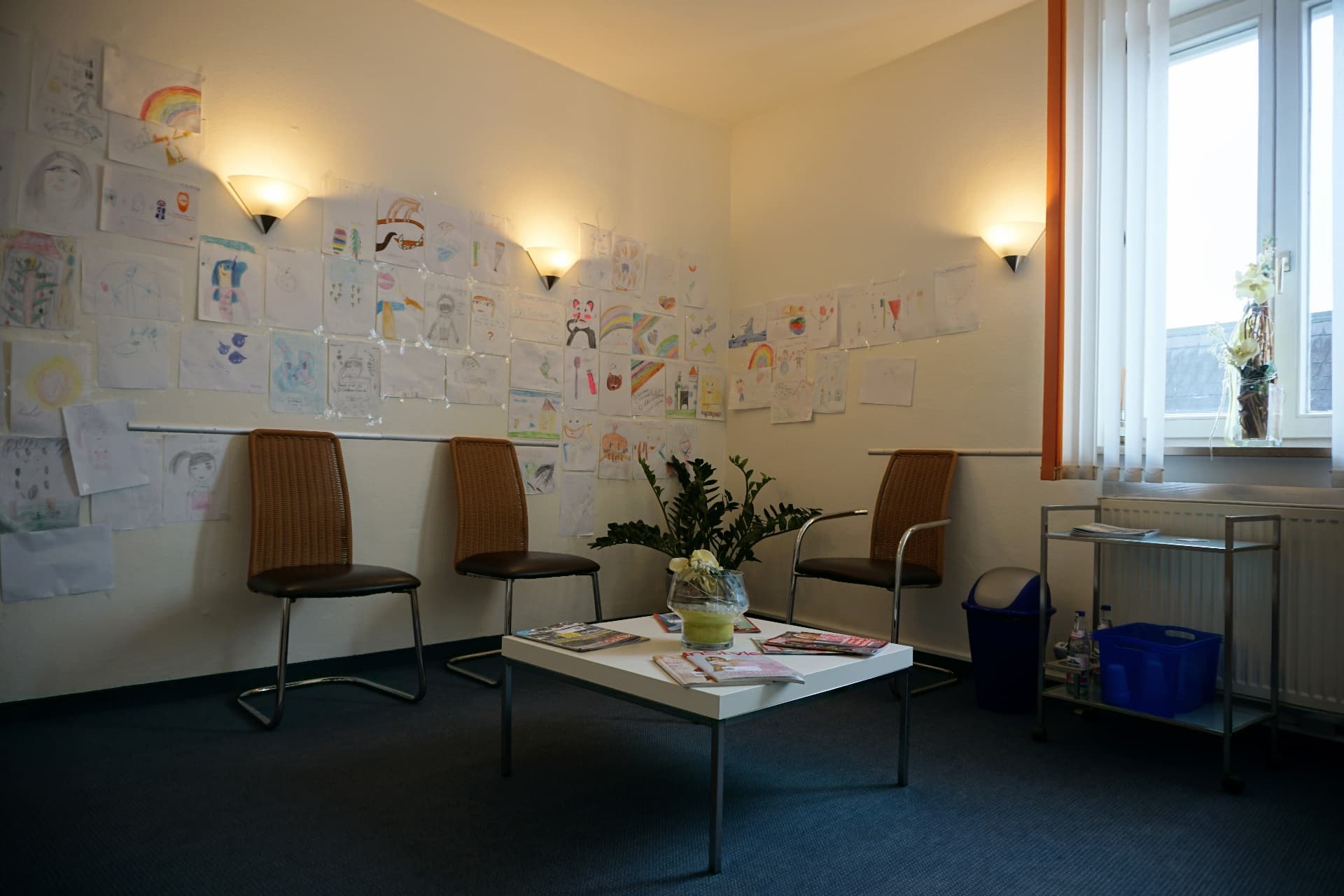 Gemütlicher Wartebereich der Zahnarztpraxis Dr. Bert Goldberg in Neuburg an der Donau